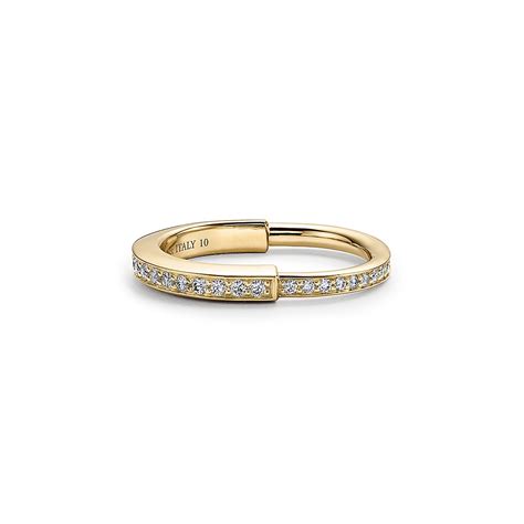 Tiffany lock ring - Please try again, or call 800 843 3269. From finding the perfect Tiffany gift to jewelry styling advice, our Client Advisors are always here to help. Explore our men’s rings collection and find the perfect ring for him, available in yellow gold, sterling silver, rose gold and more. Enjoy complimentary shipping. 
